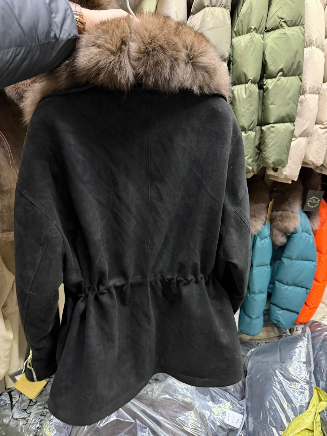 парка с натуральным мехом,парки с мехом песца,парка с мехом,парка черная с коричневым мехом песца тото,черная парка с мехом песца