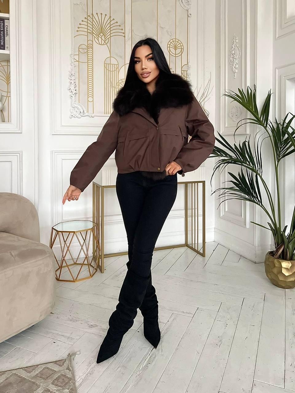 короткая куртка-пуховик из натурального лисьего меха,пуховик с натуральным мехом,женский пуховик с меховым воротником,куртка на утином пуху с воротником из лисьего меха,женская куртка-пуховик на белом