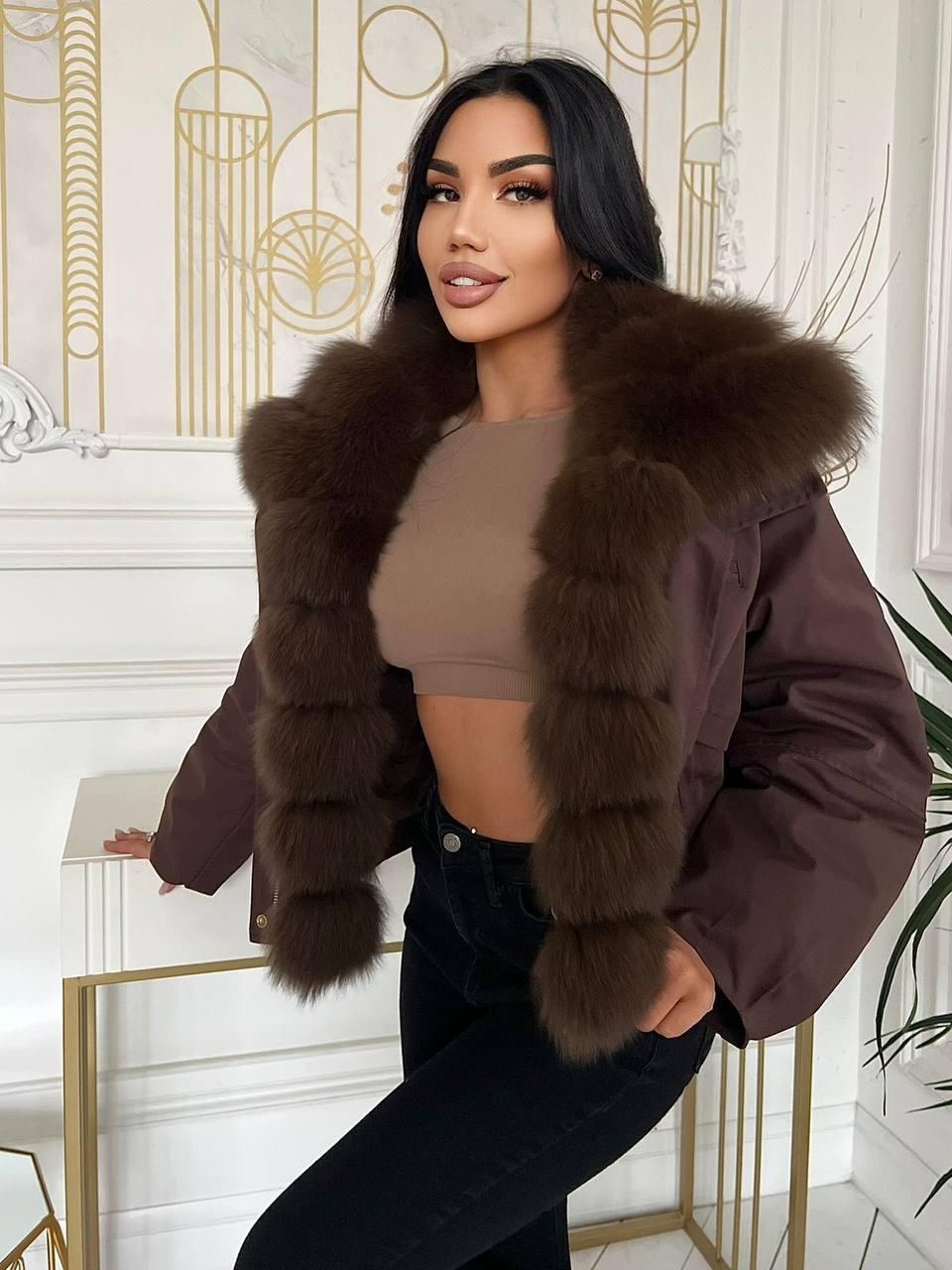 короткая куртка-пуховик из натурального лисьего меха,пуховик с натуральным мехом,женский пуховик с меховым воротником,куртка на утином пуху с воротником из лисьего меха,женская куртка-пуховик на белом