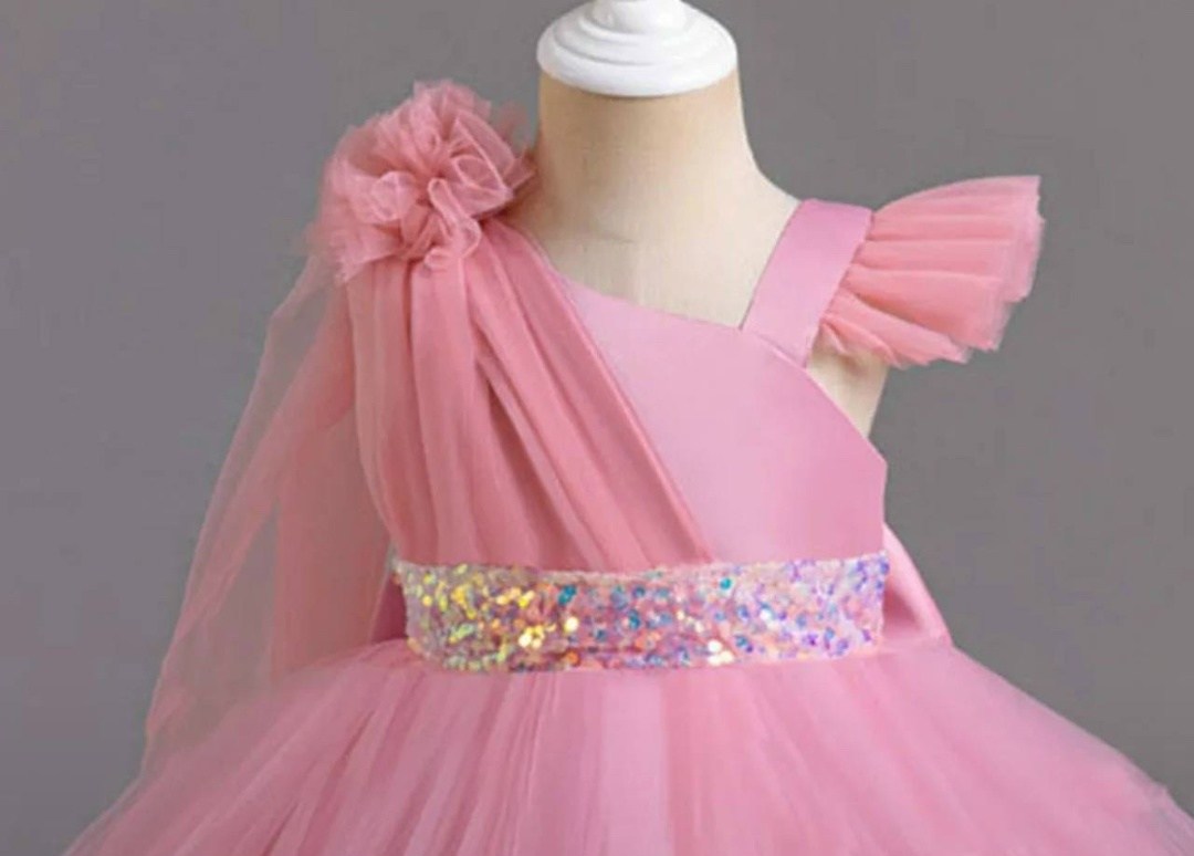 праздничное платья,платье для девочки,детские бальные платья,детское платье принцессы,платье с помпонами детское
