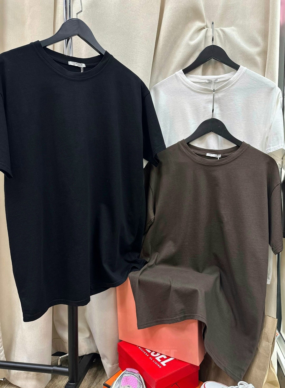 футболка женская,футболка женская черная,стильные наряды,стиль одежды