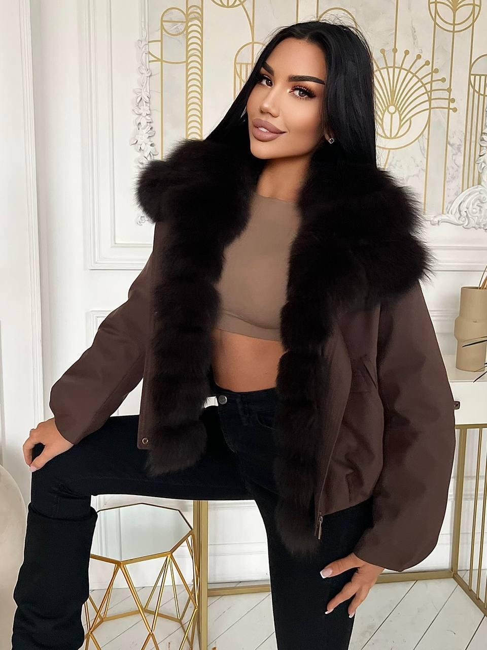 короткая куртка-пуховик из натурального лисьего меха,пуховик с натуральным мехом,женский пуховик с меховым воротником,куртка на утином пуху с воротником из лисьего меха,женская куртка-пуховик на белом