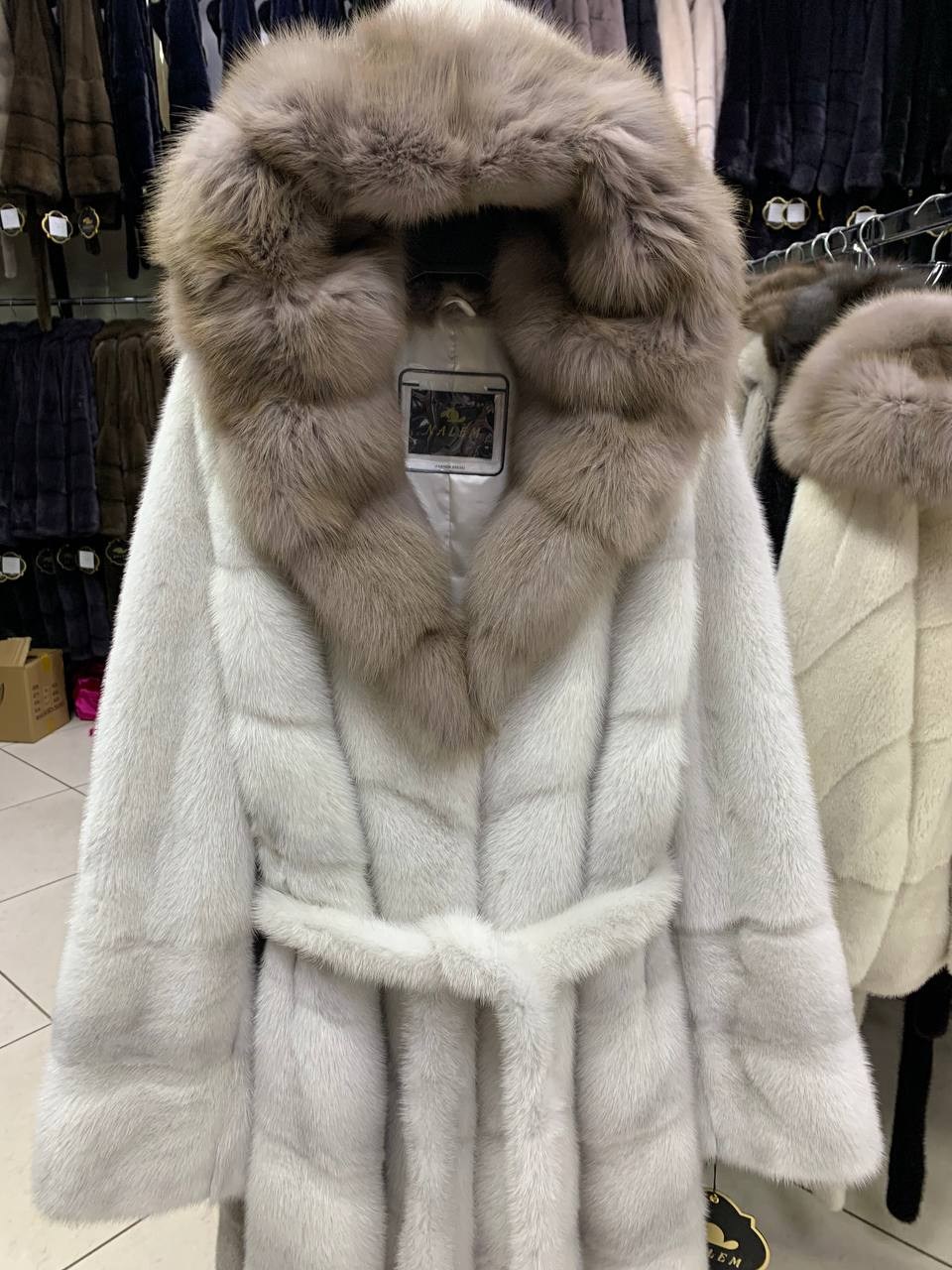 шуба норковая nafa с капюшоном из соболя,белая норковая шуба,длинная норковая шуба с капюшоном из рыси,норковая шуба,норковая шуба с капюшоном из куницы
