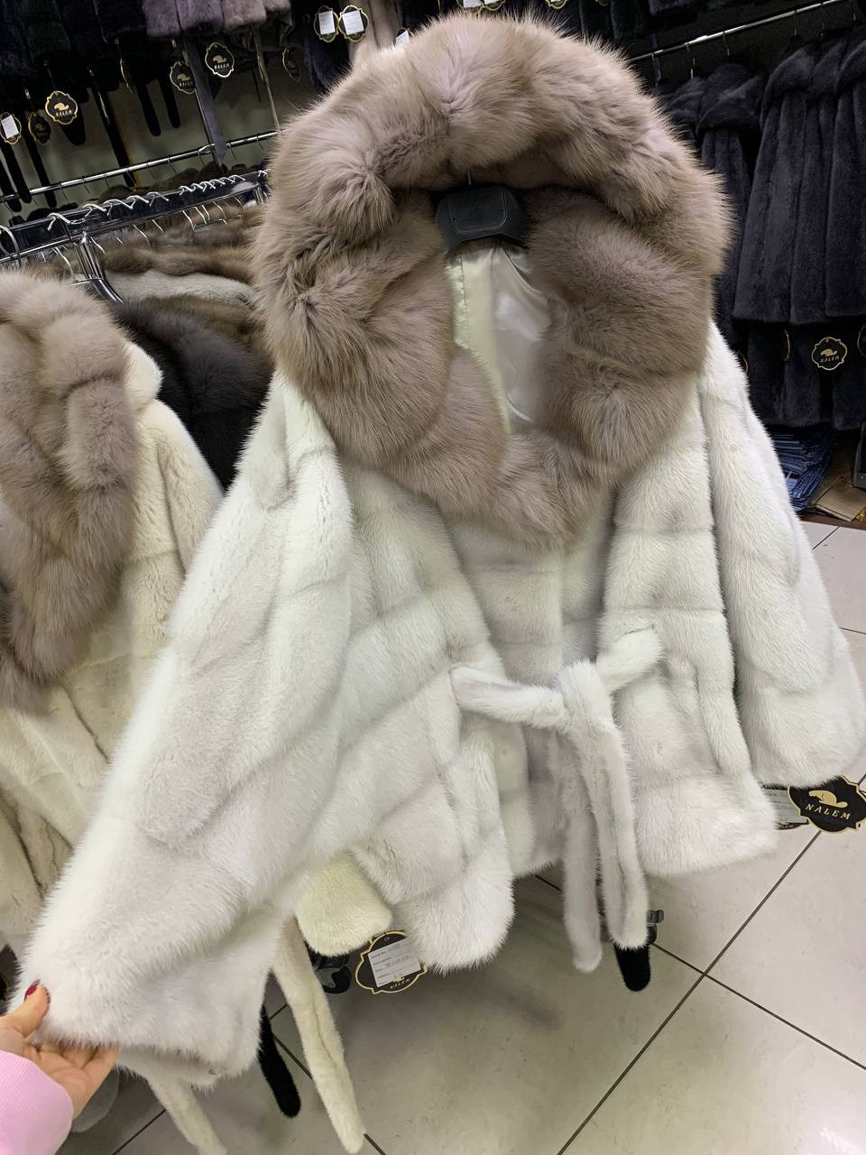шубка из меха европейской норки с капюшоном из меха куницы,шуба норковая nafa кимоно "ваниль" с соболем,светлая норковая шуба с капюшоном из куницы,норковая шуба с капюшоном из куницы,шуба норковая na