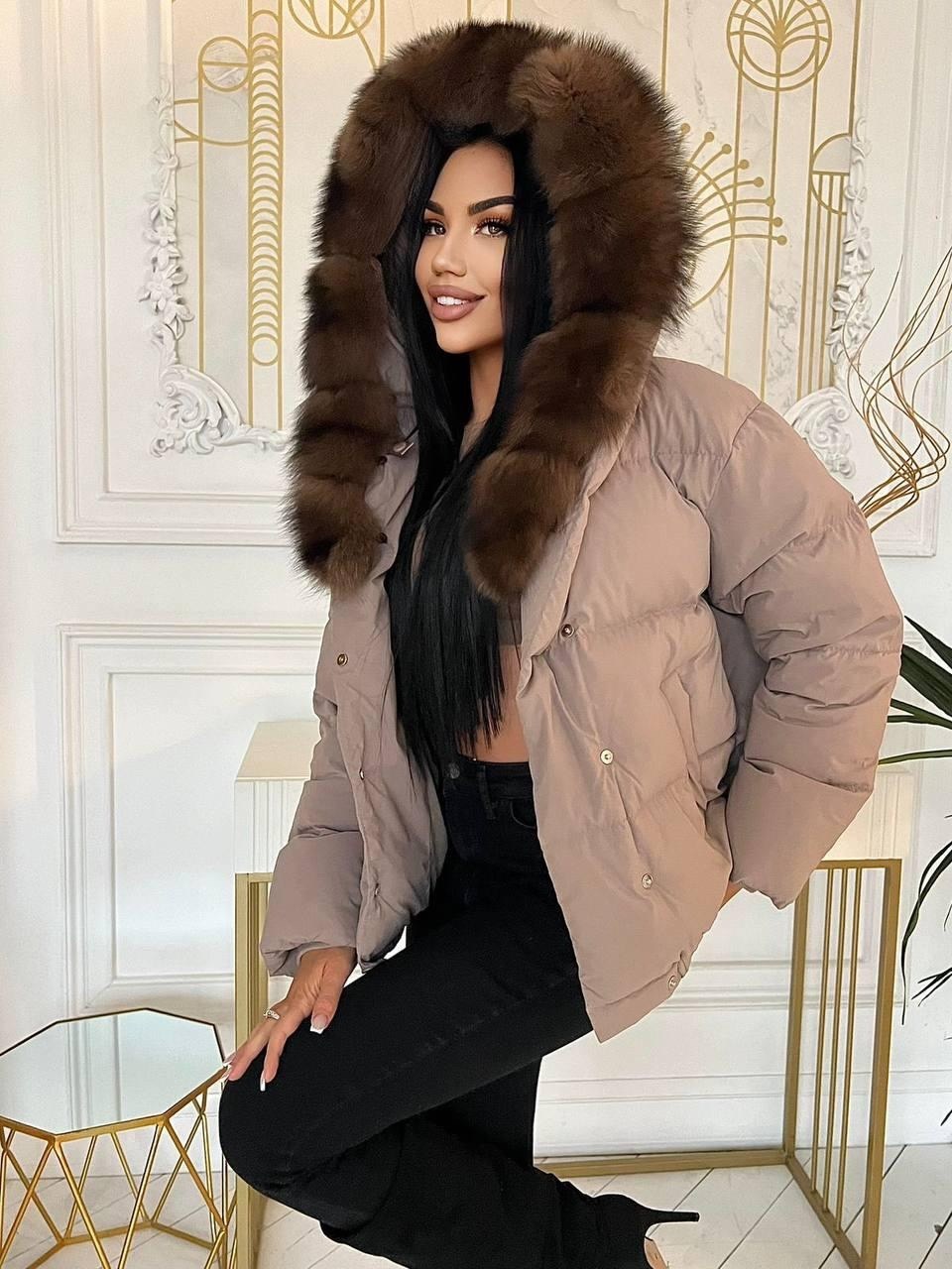 короткая куртка-пуховик из натурального лисьего меха,женская куртка на утином пуху с большим воротником из натурального лисьего меха,женский пуховик,пуховик с натуральным мехом,короткий женский пухови