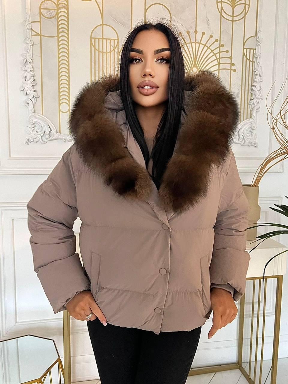 короткая куртка-пуховик из натурального лисьего меха,женская куртка на утином пуху с большим воротником из натурального лисьего меха,женский пуховик,пуховик с натуральным мехом,короткий женский пухови