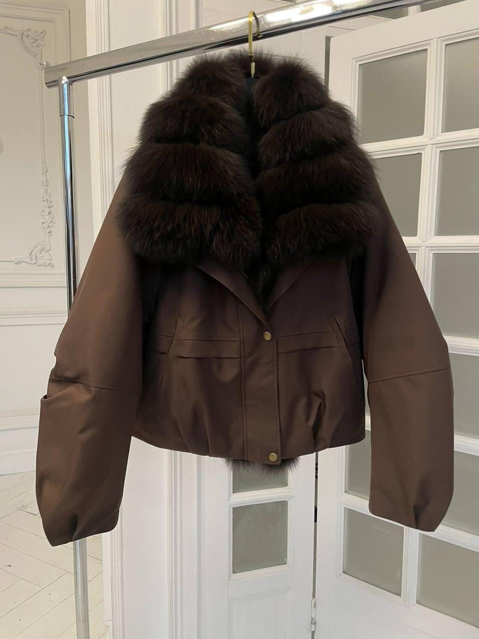 короткая куртка-пуховик из натурального лисьего меха,пуховик с натуральным мехом,женский пуховик с меховым воротником,куртка на утином пуху с воротником из лисьего меха,женская куртка-пуховик на белом