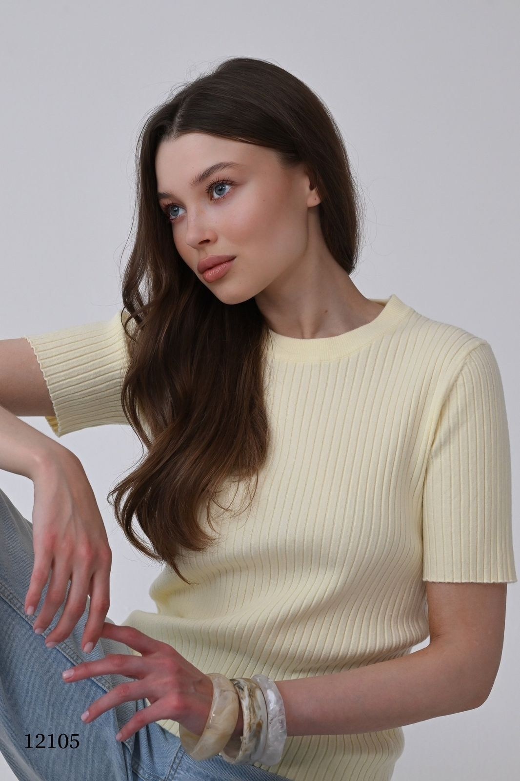 трикотажная футболка,джемпер голубой,вязаная футболка,голубые джинсы,джинсовые брюки