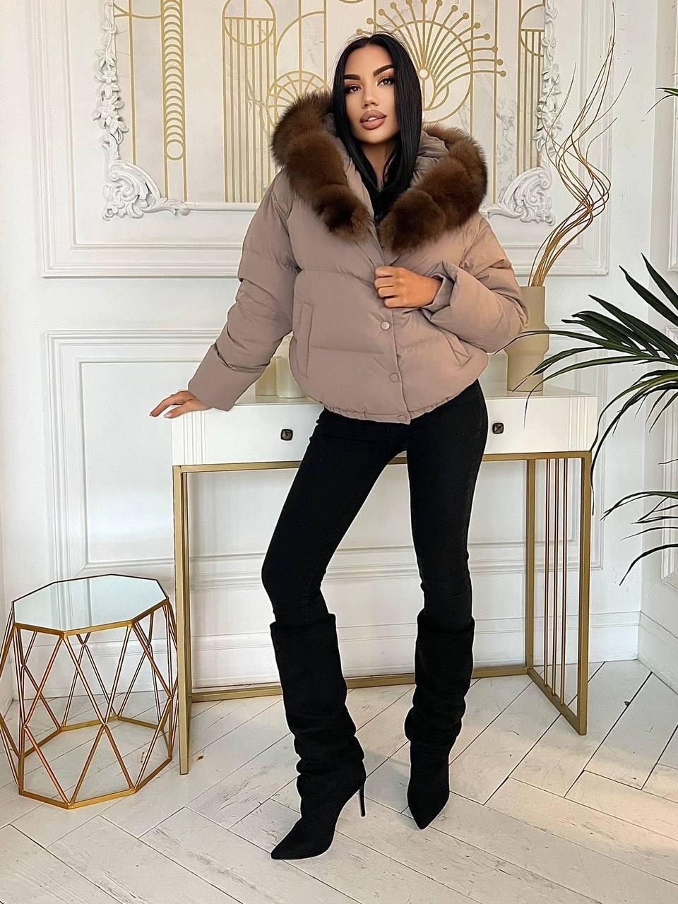 короткая куртка-пуховик из натурального лисьего меха,женская куртка на утином пуху с большим воротником из натурального лисьего меха,женский пуховик,пуховик с натуральным мехом,короткий женский пухови