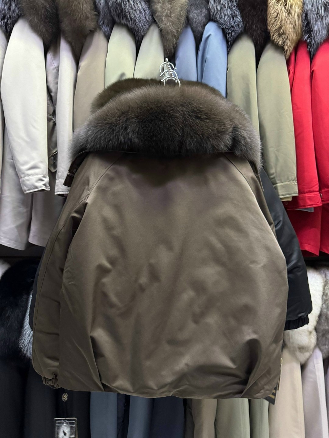 пуховик женский с натуральным мехом,пуховик с натуральным мехом,пуховик с натуральным песцом,короткая куртка-пуховик из натурального лисьего меха,женский пуховик