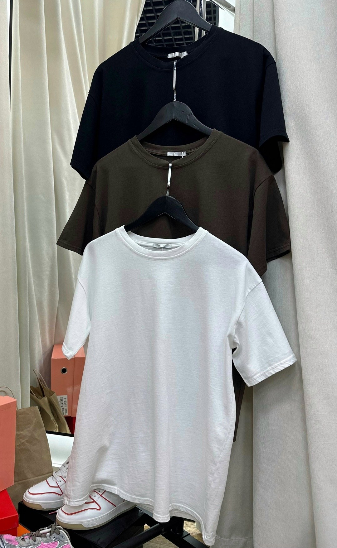 футболка женская,футболка женская черная,стильные наряды,стиль одежды