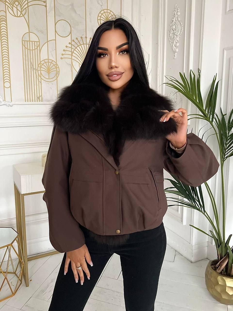 короткая куртка-пуховик из натурального лисьего меха,пуховик с натуральным мехом,женский пуховик с меховым воротником,куртка на утином пуху с воротником из лисьего меха,женская куртка-пуховик на белом