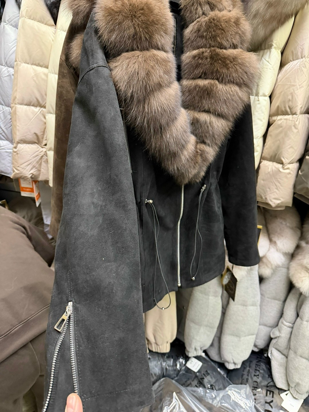 парка с натуральным мехом,парки с мехом песца,парка с мехом,парка черная с коричневым мехом песца тото,черная парка с мехом песца
