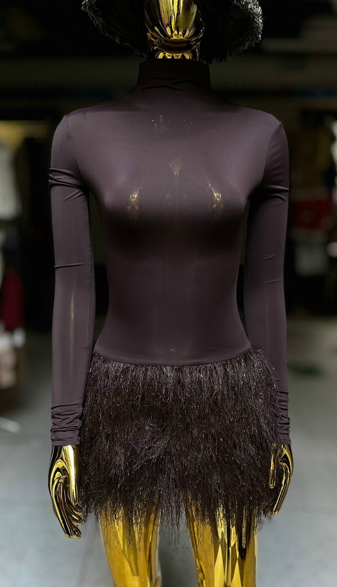 платье с высоким воротником,черное платье с перьями,модное платье,платье с мехом,платье с перьями