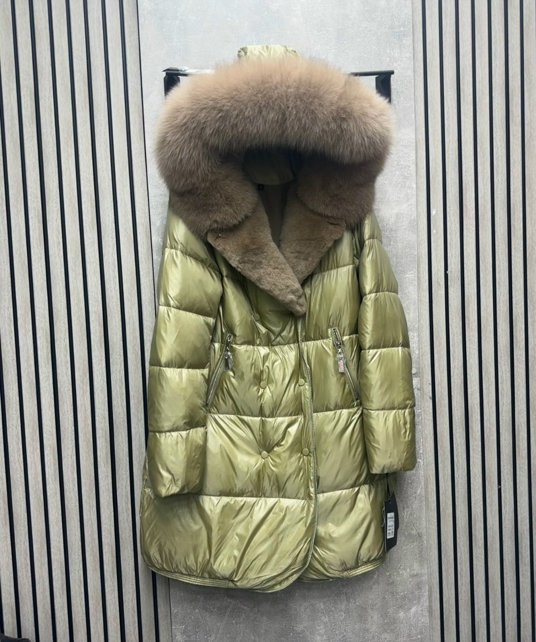 женский пуховик с воротником из лисьего меха,женский зимний пуховик с воротником из лисьего меха,женские пуховики,пуховик с натуральным мехом,теплое женское зимнее пальто с воротником из лисьего меха