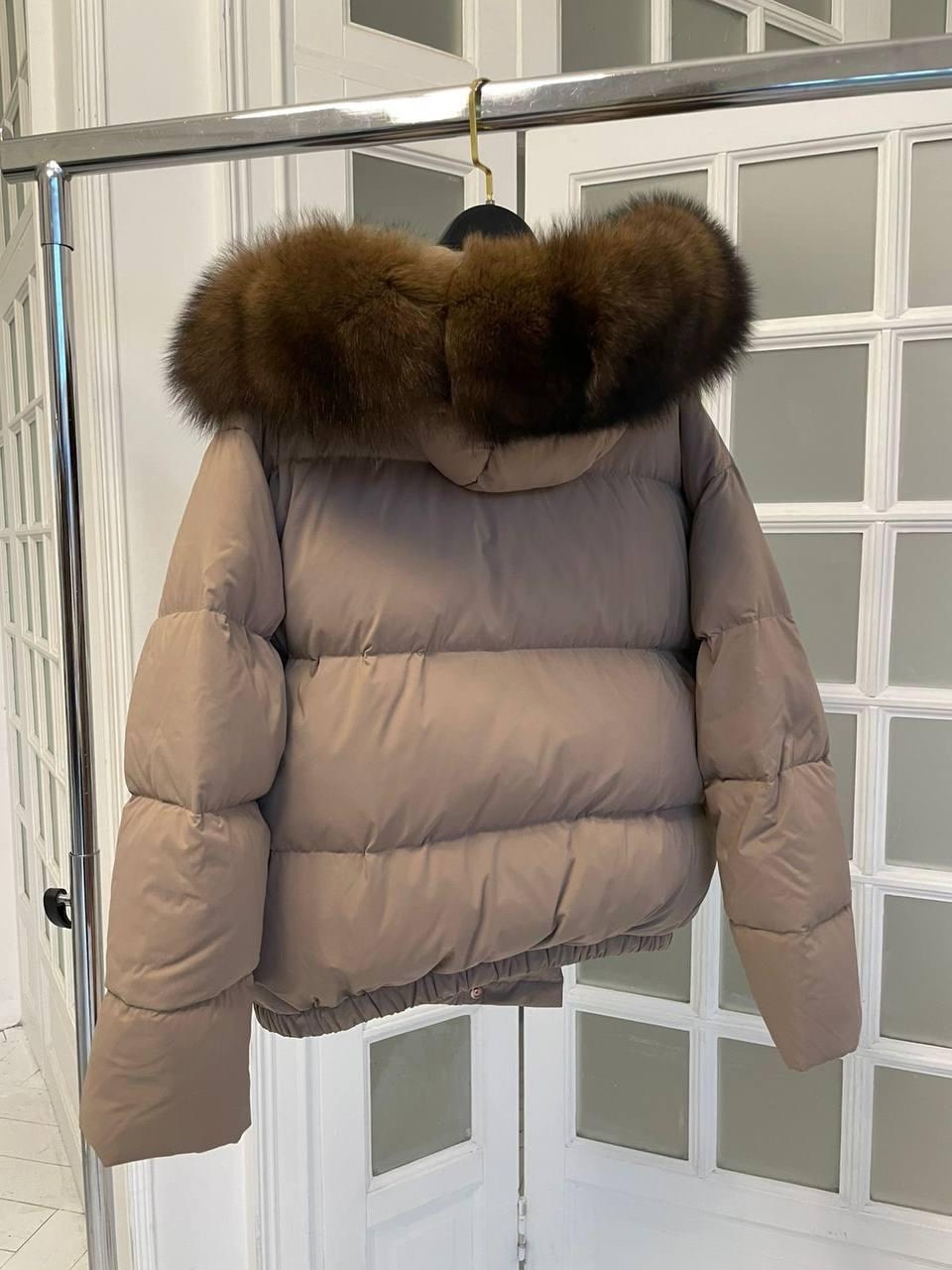 короткая куртка-пуховик из натурального лисьего меха,женская куртка на утином пуху с большим воротником из натурального лисьего меха,женский пуховик,пуховик с натуральным мехом,короткий женский пухови