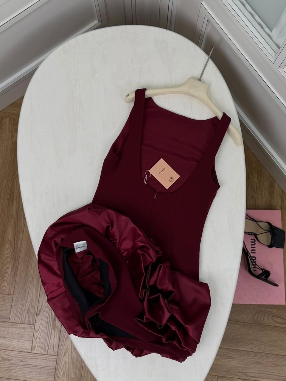 женское платье,платье с рюшами,женское платье с рюшами,мини платье,образ с бордовым платьем