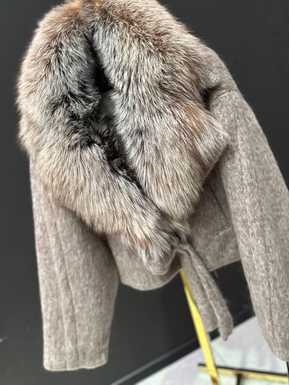 пальто с мехом,серая куртка из шерсти с накладными карманами и съемным мехом,шерстяное пальто,женское осенне-зимнее пальто с мехом,пуховик-пальто женский зимний шерсть с мехом лисы