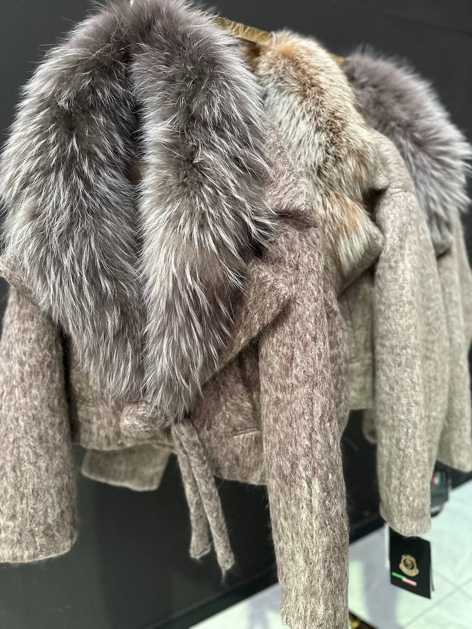 пальто с мехом,серая куртка из шерсти с накладными карманами и съемным мехом,шерстяное пальто,женское осенне-зимнее пальто с мехом,пуховик-пальто женский зимний шерсть с мехом лисы