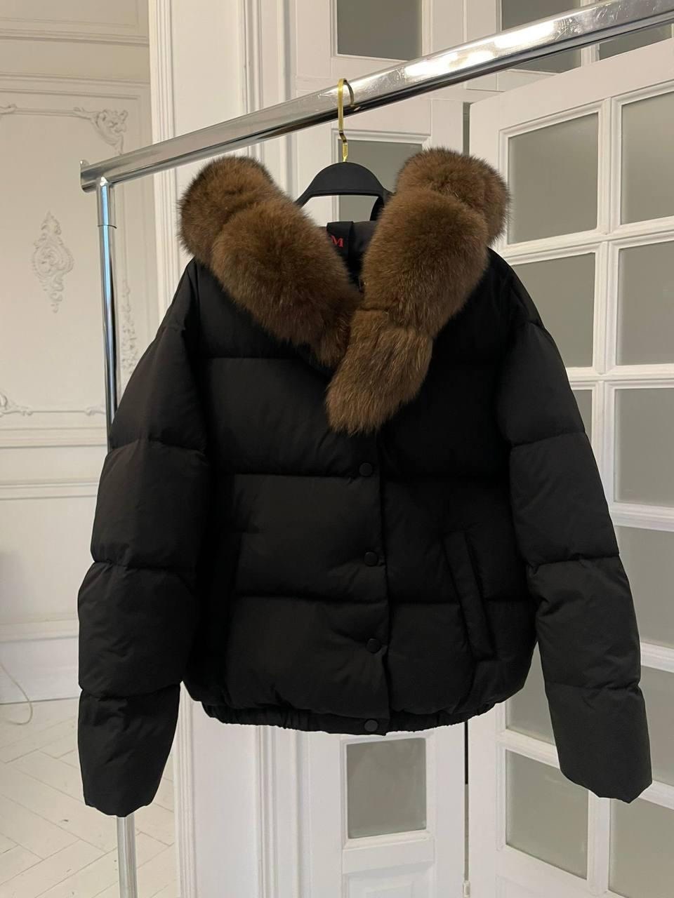 короткая куртка-пуховик из натурального лисьего меха,женская куртка на утином пуху с большим воротником из натурального лисьего меха,женский пуховик,пуховик с натуральным мехом,короткий женский пухови