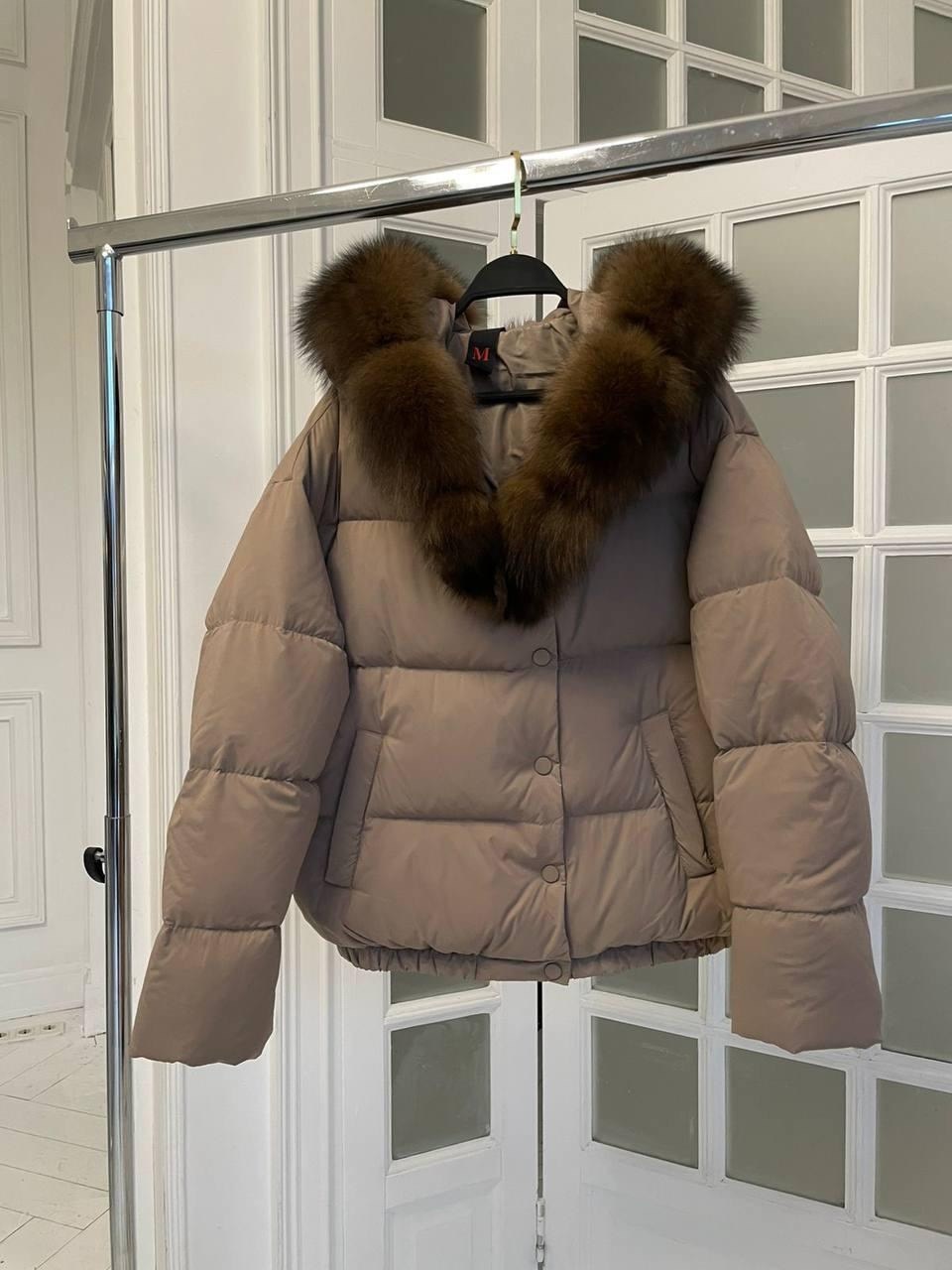 короткая куртка-пуховик из натурального лисьего меха,женская куртка на утином пуху с большим воротником из натурального лисьего меха,женский пуховик,пуховик с натуральным мехом,короткий женский пухови