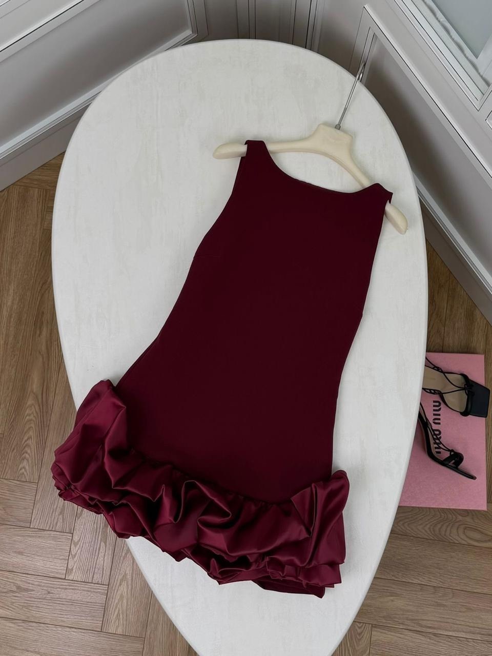 женское платье,платье с рюшами,женское платье с рюшами,мини платье,образ с бордовым платьем