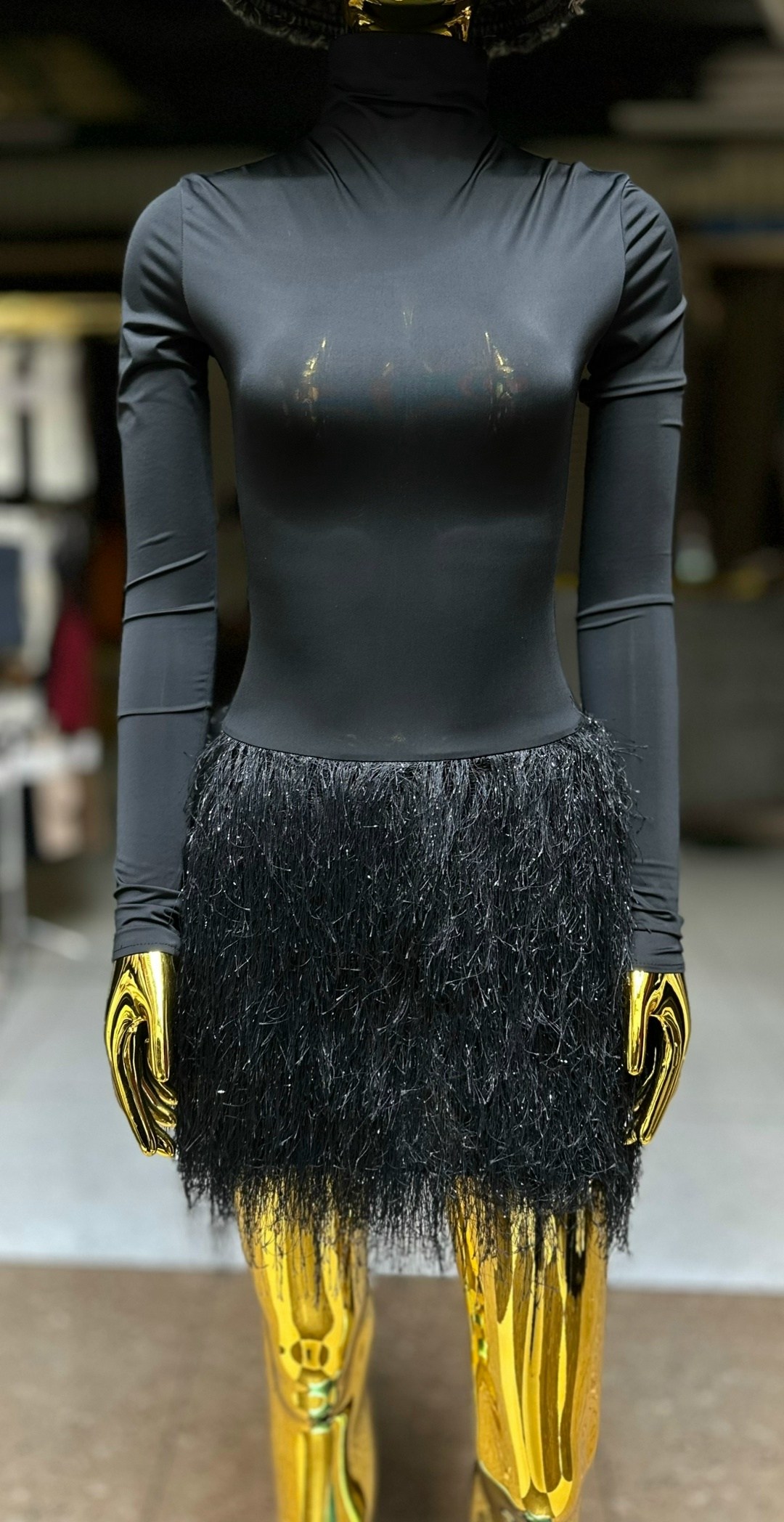 платье с высоким воротником,черное платье с перьями,модное платье,платье с мехом,платье с перьями