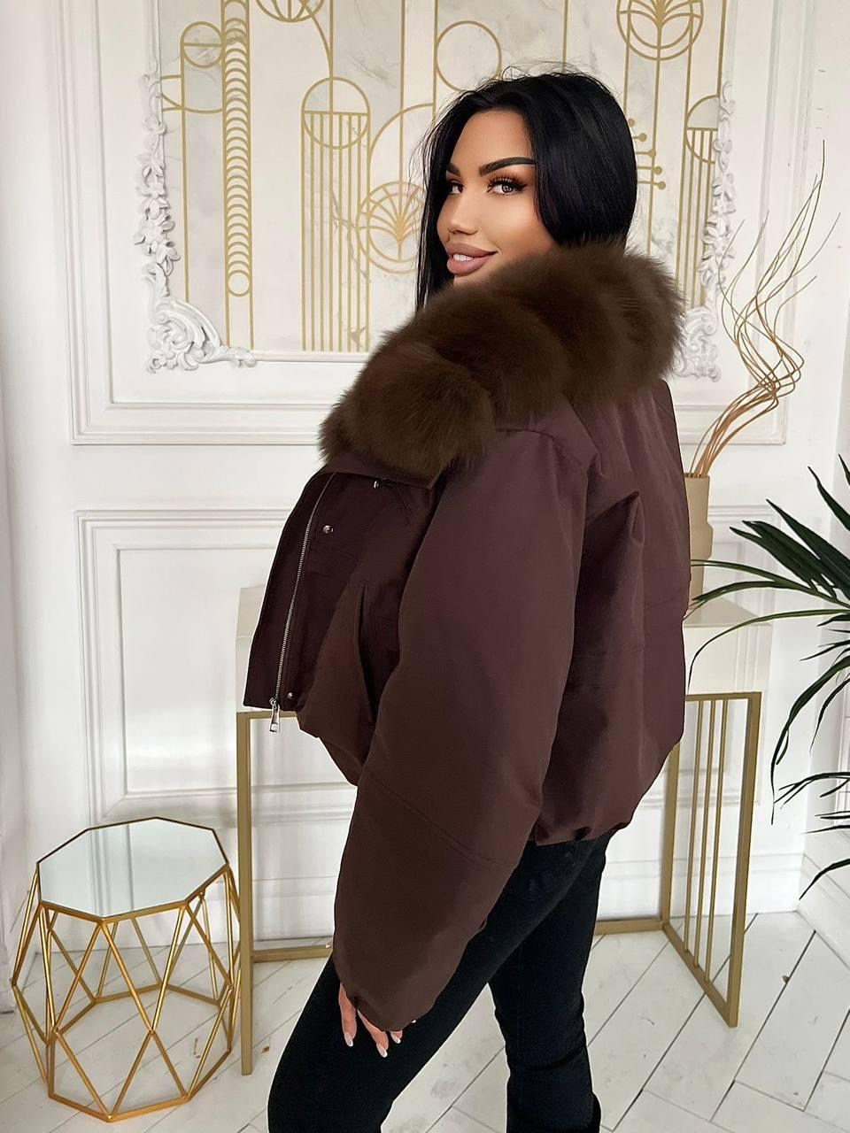 короткая куртка-пуховик из натурального лисьего меха,пуховик с натуральным мехом,женский пуховик с меховым воротником,куртка на утином пуху с воротником из лисьего меха,женская куртка-пуховик на белом