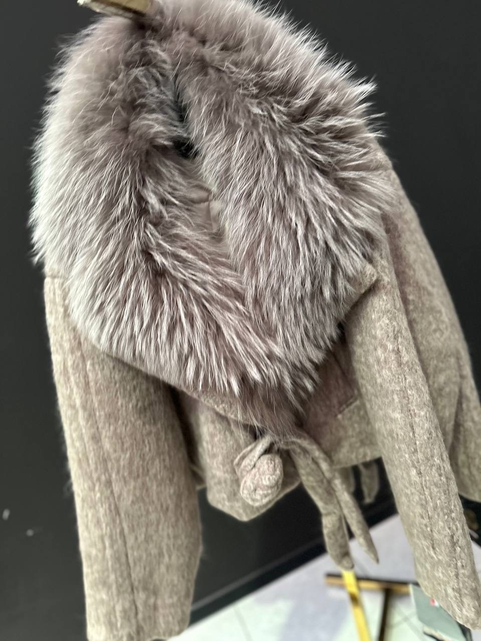 пальто с мехом,серая куртка из шерсти с накладными карманами и съемным мехом,шерстяное пальто,женское осенне-зимнее пальто с мехом,пуховик-пальто женский зимний шерсть с мехом лисы