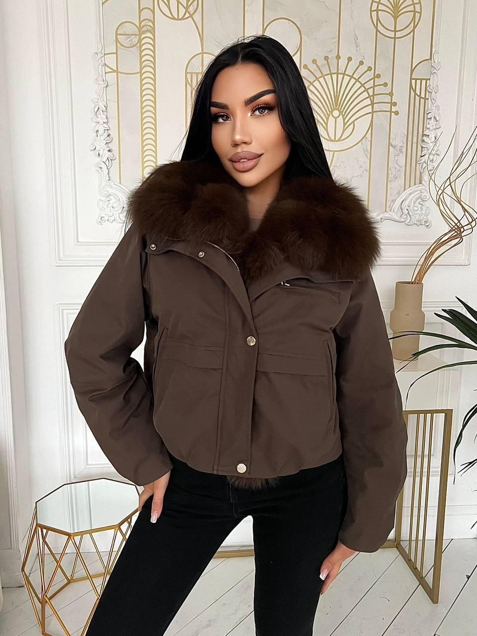 короткая куртка-пуховик из натурального лисьего меха,пуховик с натуральным мехом,женский пуховик с меховым воротником,куртка на утином пуху с воротником из лисьего меха,женская куртка-пуховик на белом