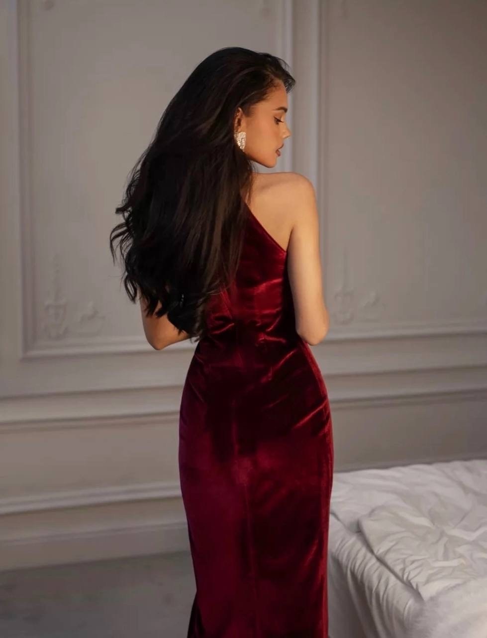 маленькое черное платье из бархата,вечернее праздничное платье бархат миди халтер с разрезом,платье велюр,платье женское вечернее,платье из велюра