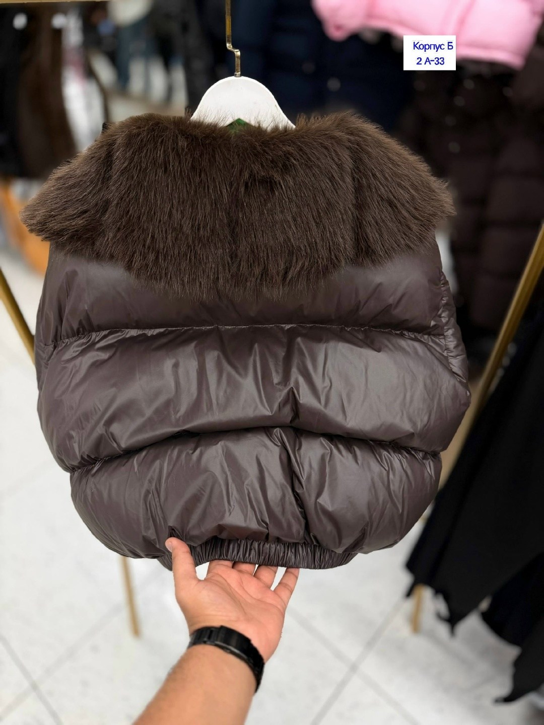короткая куртка-пуховик из натурального лисьего меха,женская куртка на утином пуху с большим воротником из натурального лисьего меха,женская куртка-пуховик на белом утином пуху с натуральным мехом ено