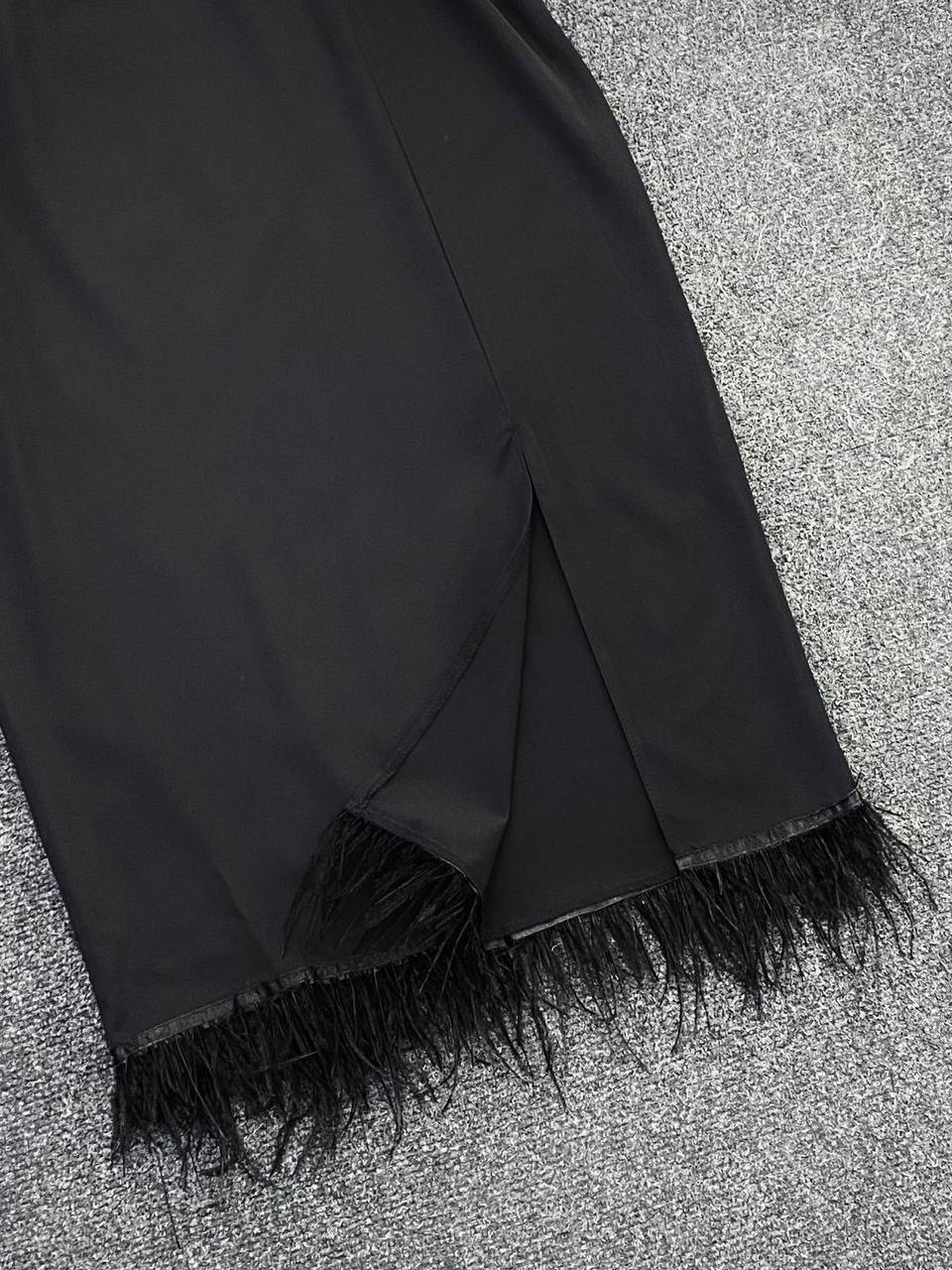 черное платье с перьями,платье с перьями женское,юбка перья,черное вечернее платье с перьями,платье с перьями