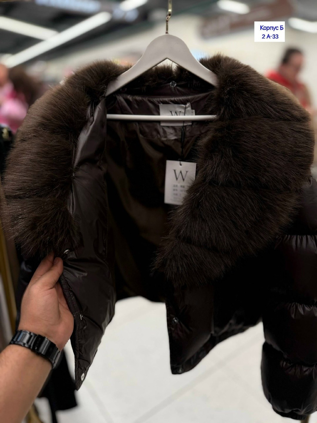 короткая куртка-пуховик из натурального лисьего меха,женская куртка на утином пуху с большим воротником из натурального лисьего меха,женская куртка-пуховик на белом утином пуху с натуральным мехом ено