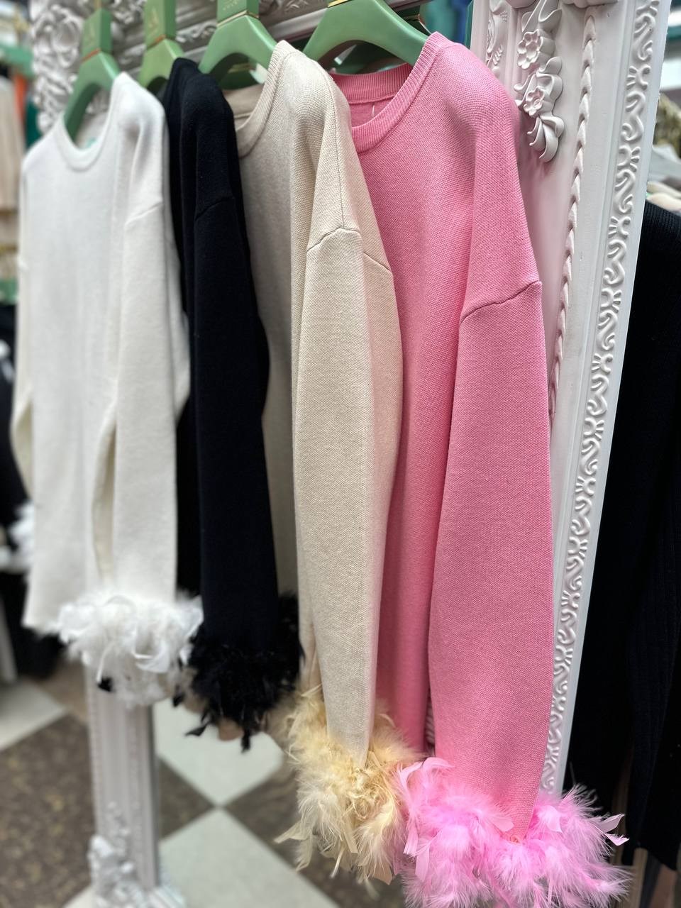 платье с перьями,платье с перьями нарядное,прямое платье миди с перьями на манжетах,платье,прямое платье