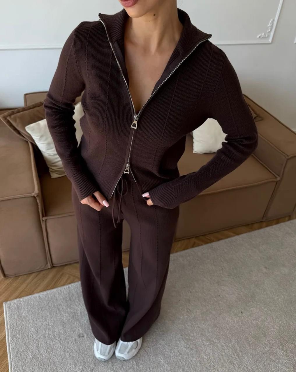 трикотажный костюм,вязаный костюм,костюм женский,коричневый вязаный костюм,трикотажные костюмы женские