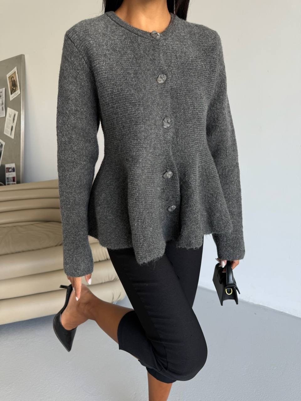 кардиган с баской,кардиган,жакет,трикотажный кардиган с круглым вырезом,серый вязаный кардиган