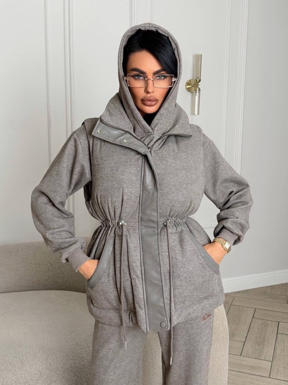 серый женский костюм тройка на флисе loro piana,темно-серый женский костюм тройка на флисе loro piana,костюм тройка женский,костюм тройка с курткой,утепленный костюм