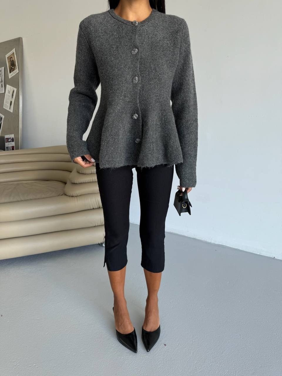 кардиган с баской,кардиган,жакет,трикотажный кардиган с круглым вырезом,серый вязаный кардиган