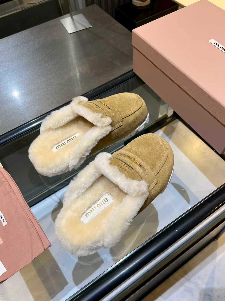 мюли женские с мехом,замшевые бежевые мюли с мехом miu miu,,меховые мюли женские,меховые мюли