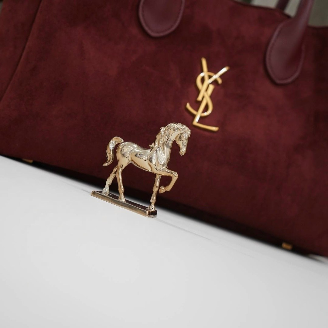 замшевая сумка yves saint laurent 38x34 см,сумка yves saint laurent,сумка женская yves saint laurent,замшевые сумки,сумка женская ysl