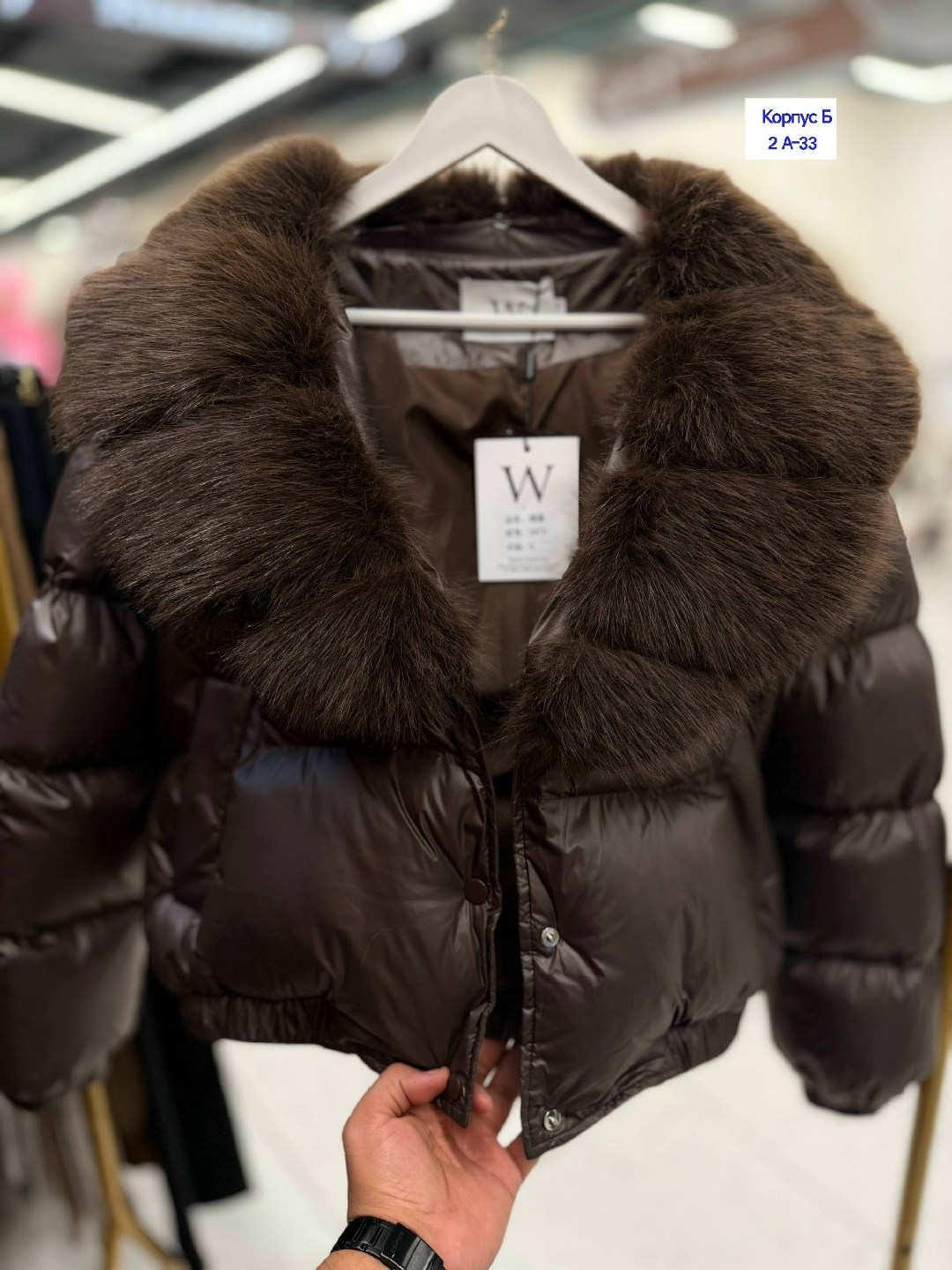 короткая куртка-пуховик из натурального лисьего меха,женская куртка на утином пуху с большим воротником из натурального лисьего меха,женская куртка-пуховик на белом утином пуху с натуральным мехом ено