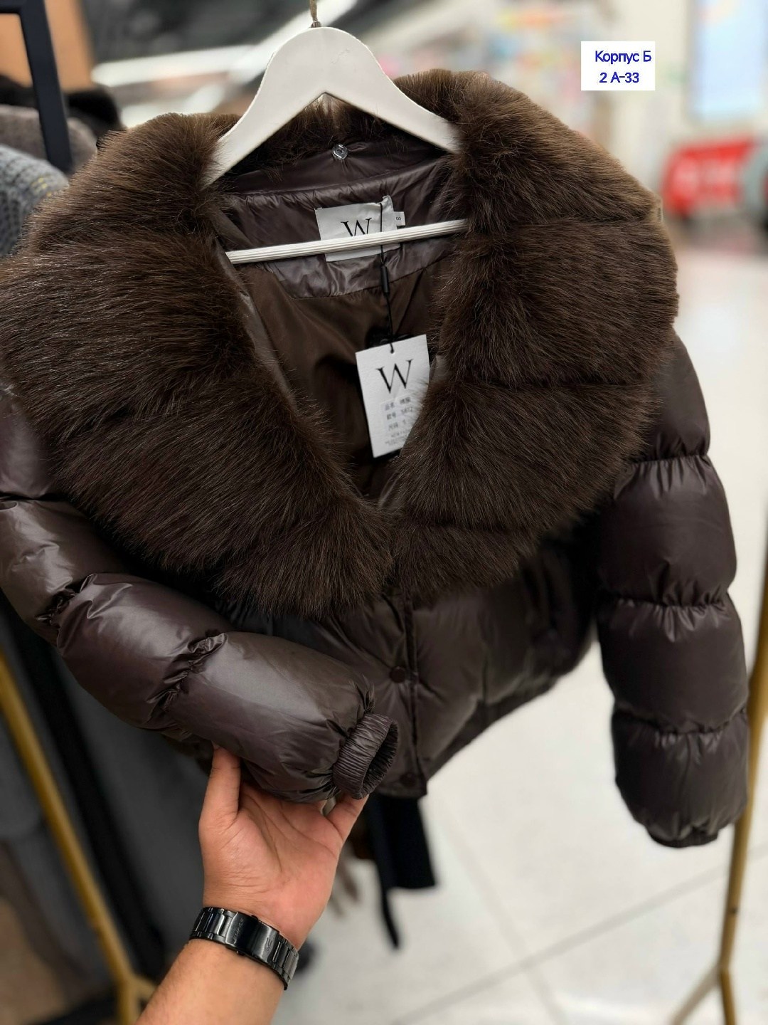 короткая куртка-пуховик из натурального лисьего меха,женская куртка на утином пуху с большим воротником из натурального лисьего меха,женская куртка-пуховик на белом утином пуху с натуральным мехом ено