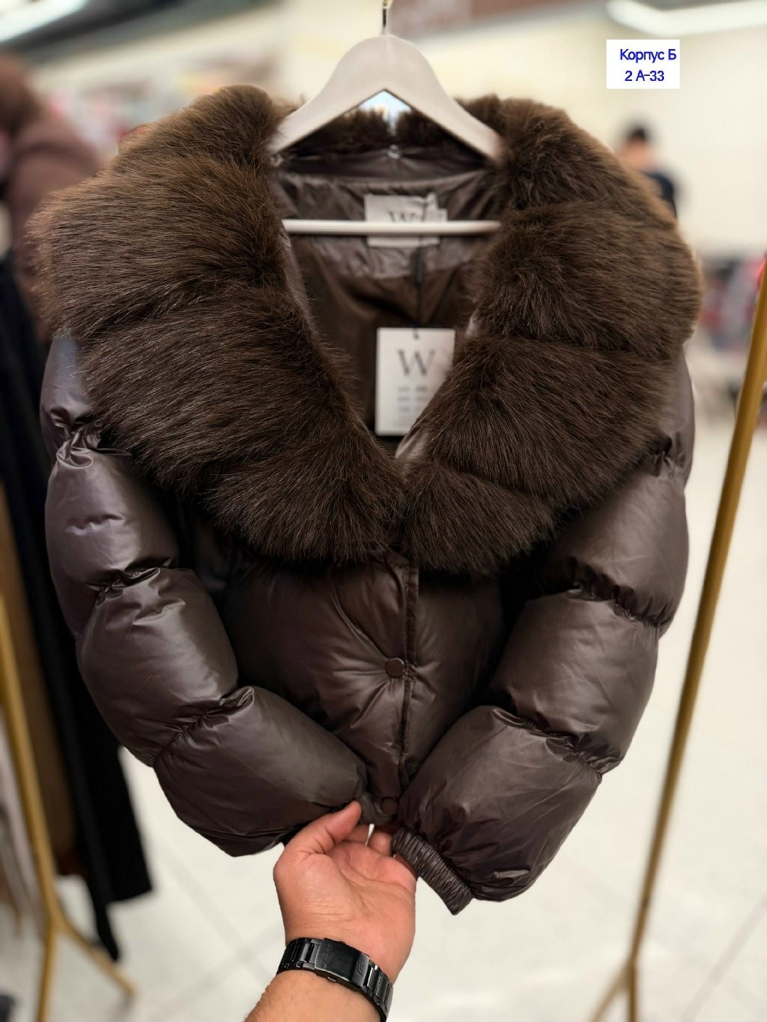 короткая куртка-пуховик из натурального лисьего меха,женская куртка на утином пуху с большим воротником из натурального лисьего меха,женская куртка-пуховик на белом утином пуху с натуральным мехом ено