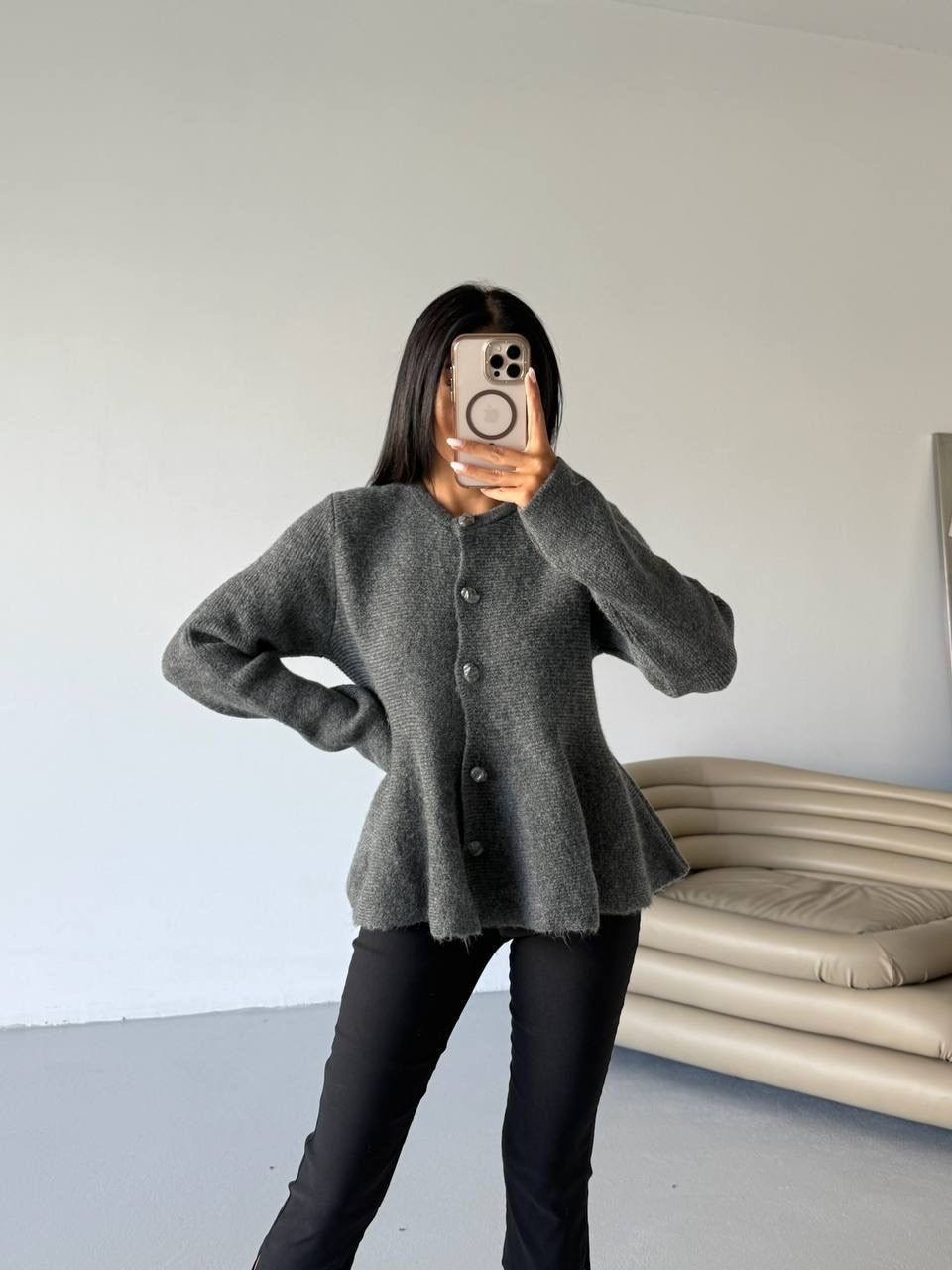 кардиган с баской,кардиган,жакет,трикотажный кардиган с круглым вырезом,серый вязаный кардиган