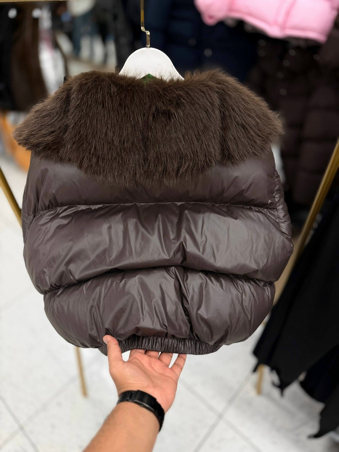 пуховик с натуральным мехом,короткая куртка-пуховик из натурального лисьего меха,женский пуховик,пуховик женский с натуральным мехом,куртка на утином пуху с воротником из лисьего меха