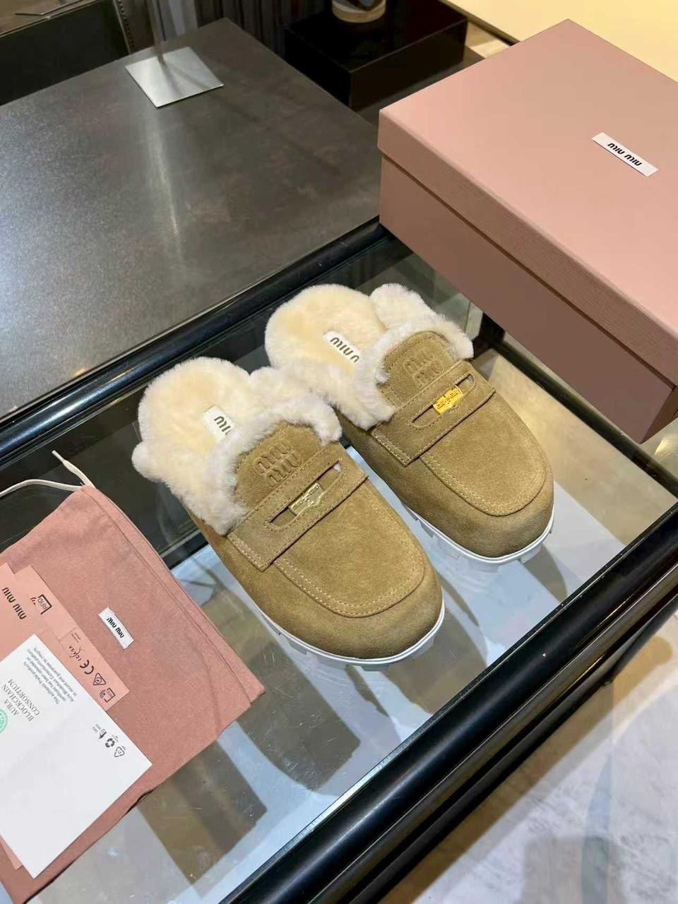 мюли женские с мехом,замшевые бежевые мюли с мехом miu miu,,меховые мюли женские,меховые мюли