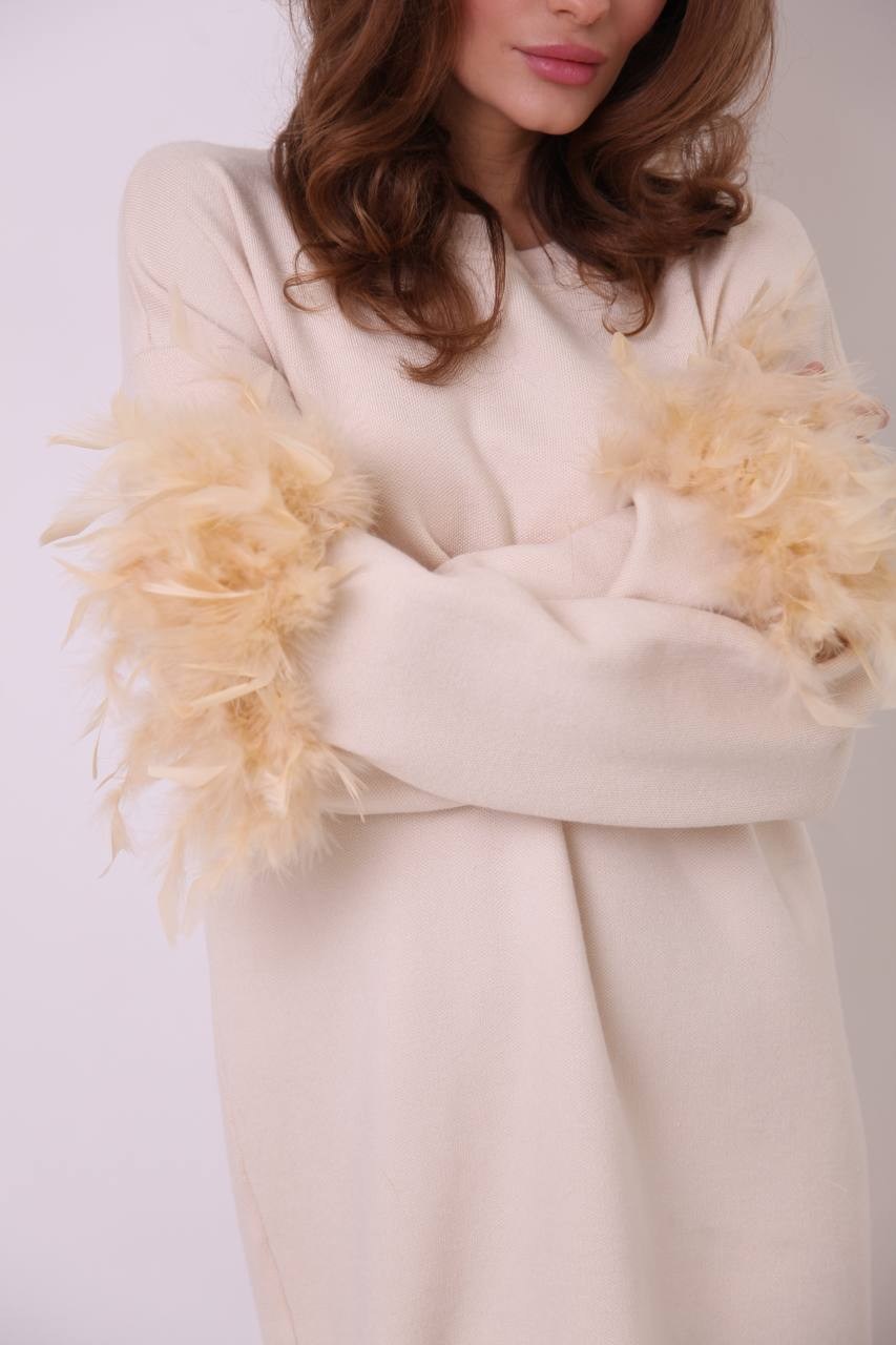 платье с перьями,платье с перьями нарядное,прямое платье миди с перьями на манжетах,платье,прямое платье