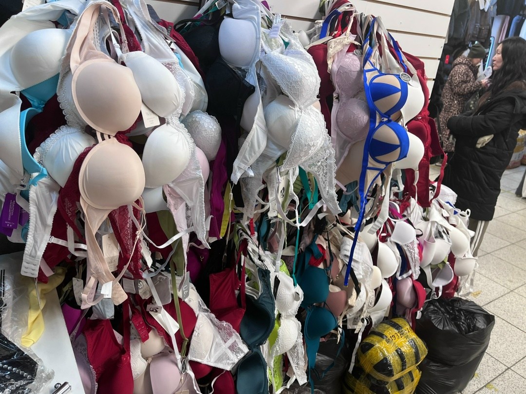 рынок с одеждой,лифчики на рынке,женская нижнее белье,нижнее бельё,бюстгальтер