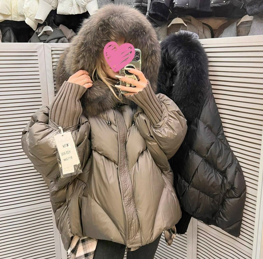 женская куртка-пуховик на белом утином пуху с натуральным мехом енота,женский пуховик на утином пуху с большим воротником из меха енота,модная куртка из гусиного пуха с воротником из меха енота,женски